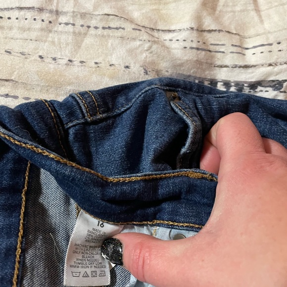 Cropped distressed jeans. - Picture 2 of 2